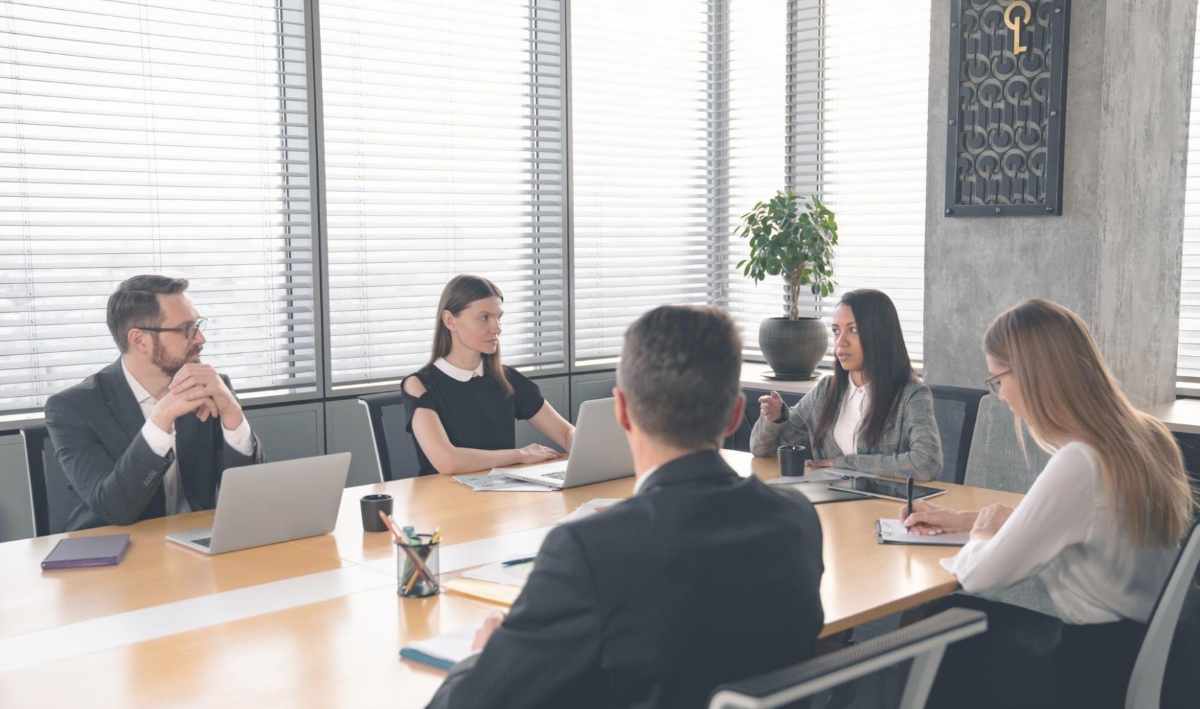 Praktische Budgetplanung am Laptop mit Taschenrechner und Notizen